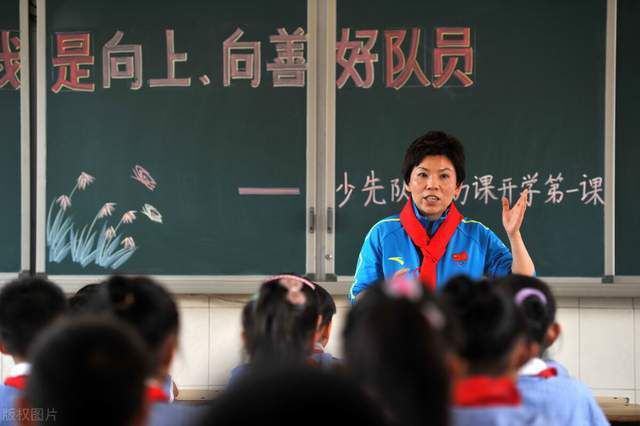 刘雷备受打击，从此封闭内心，直到一个同样带电的小孩小宝（刘厶铭饰） 的出现，使刘雷终于恢复了电能